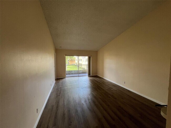 Foto del edificio - 2431 NW 56th Ave