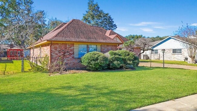 Building Photo - 1006 Bolton Dr
