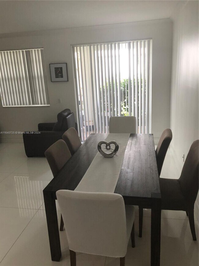 Foto del edificio - 3155 NE 184th St