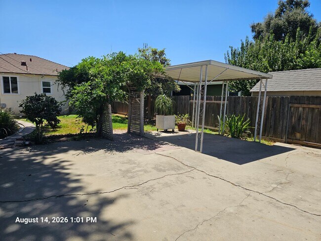 Foto del edificio - 748 E San Joaquin Ave