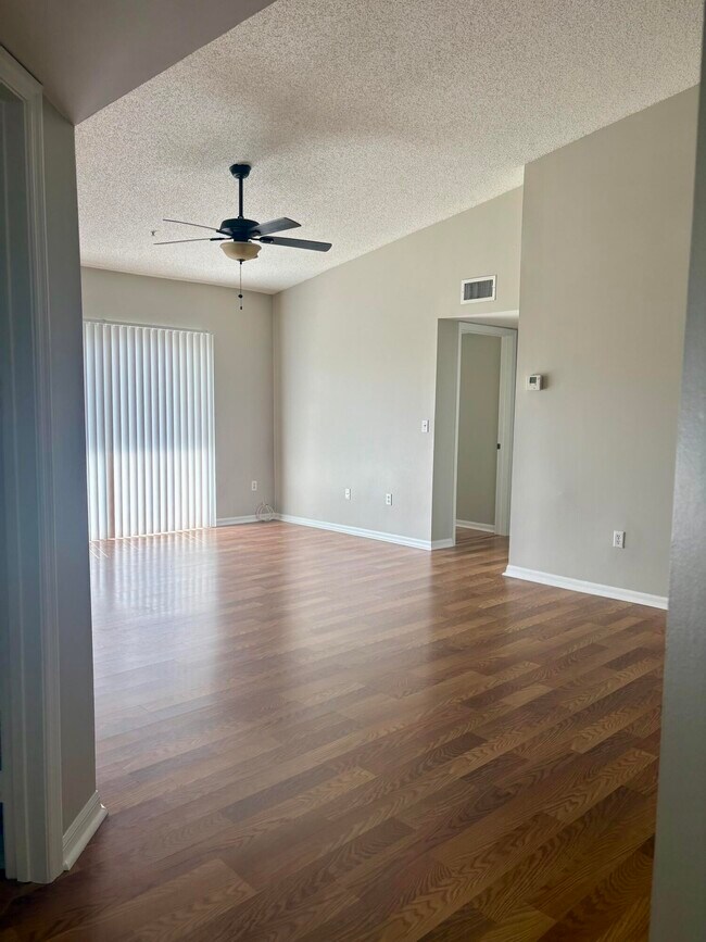 Foto del edificio - 900 Crestwood Ct S