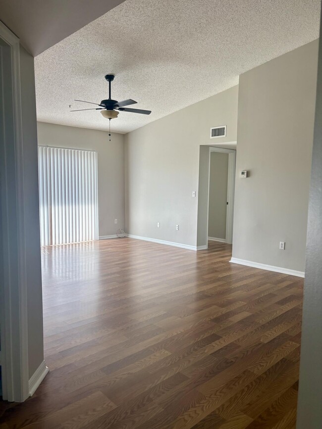 Building Photo - 900 Crestwood Ct S