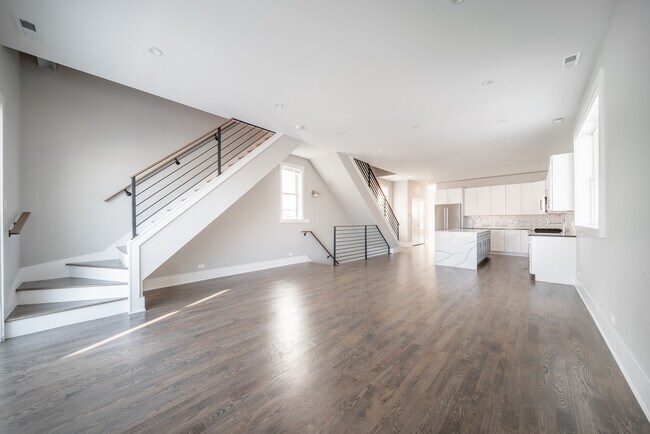 Building Photo - 556 W 18th St