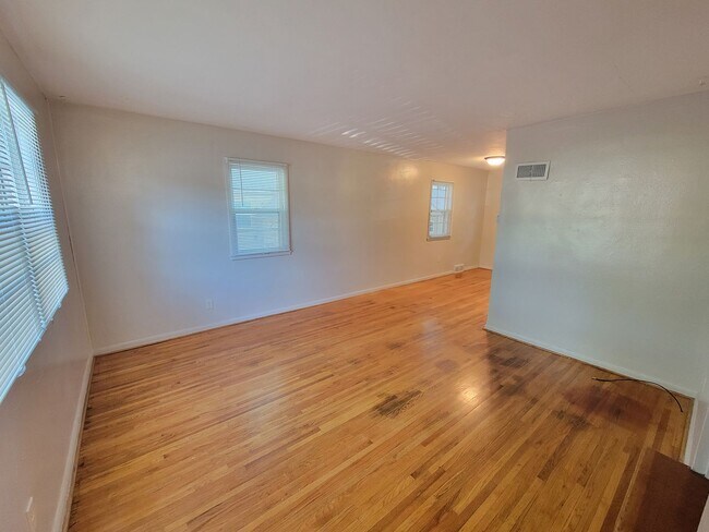 Foto del edificio - SPACIOUS TWO BEDROOM ONE BATH DUPLEX!! GREAT AMENITIES, LOCATION, AND PRICE!