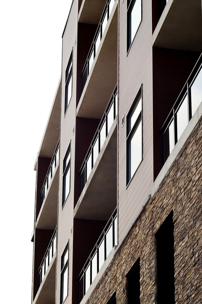 Building Photo - Mill Run Suites
