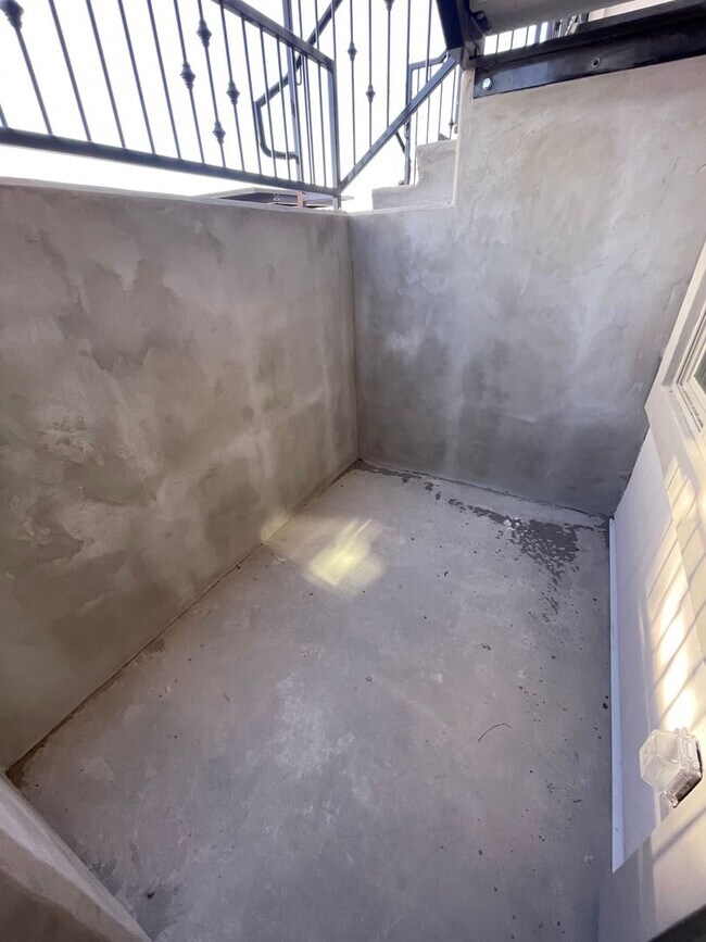 Foto del edificio - Italian Villages | 1-Bedroom, 1-Bath Basement Unit