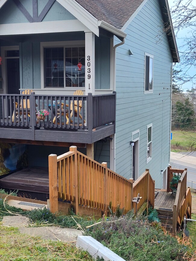 Building Photo - 3039 SE Dune Ave