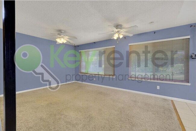 Foto del edificio - 7005 Woodside Dr