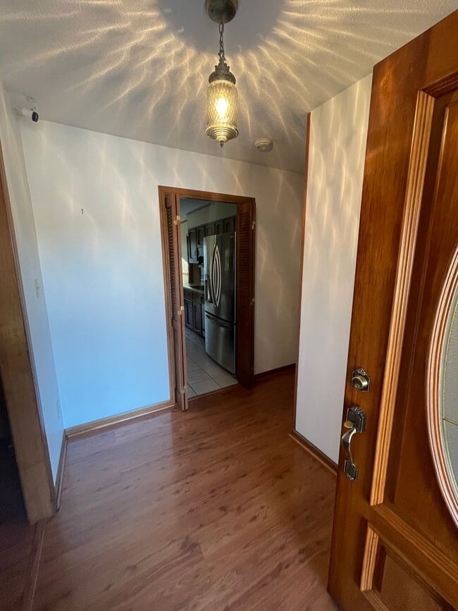 Building Photo - 3 Bedroom 2 Bathroom