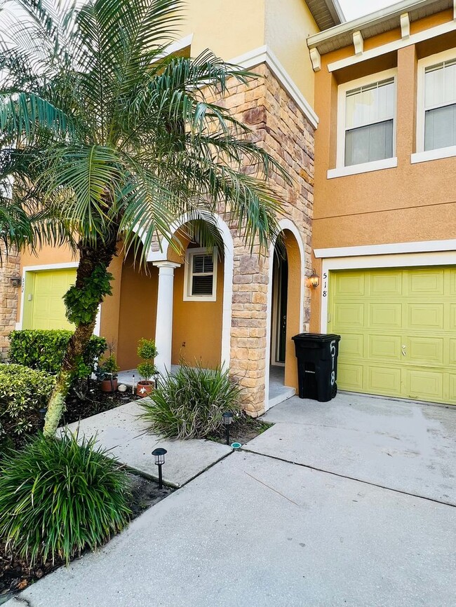 Building Photo - BEAUTIFUL 3 bdrm townhouse in gated commun...