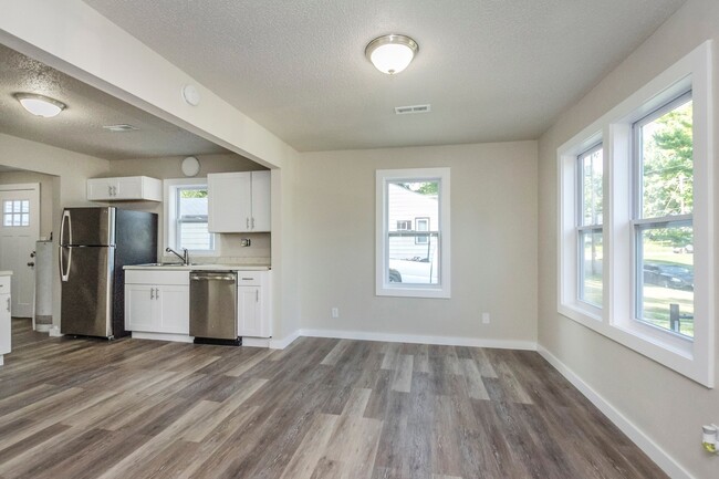 Building Photo - Wonderful 2 bedroom home with garage