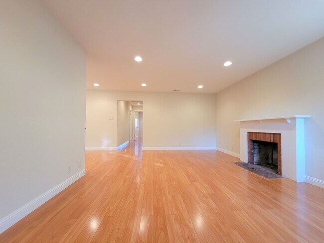 Foto del edificio - Updated Home in Palo Alto Available with Air Conditioning