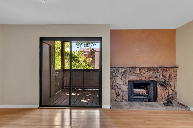 Foto del edificio - Large 2-bedroom, 2 bath condo ready for mo...