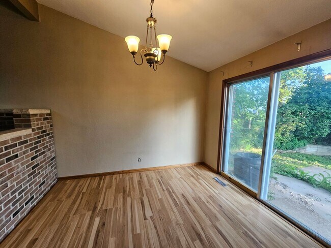 Foto del edificio - 3 bedroom 2 bath with additional lower lev...