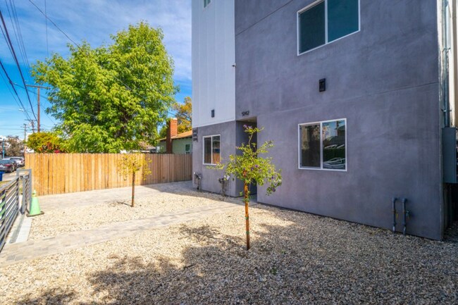 Building Photo - 5142 Riverton Ave