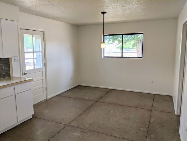 Dining Area - 124 Bell Ln