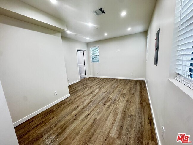 Foto del edificio - 5637-5634 Homeside Ave