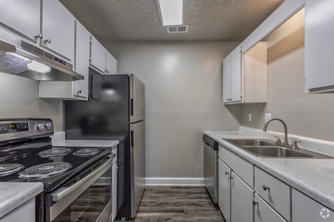 2BR, 1BA - 850 SF - Kitchen - Emory on Grand