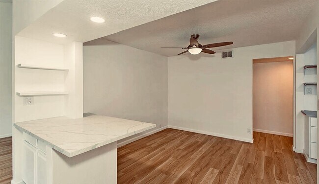 Foto del edificio - Modern Comfort with Stunning Views in La C...