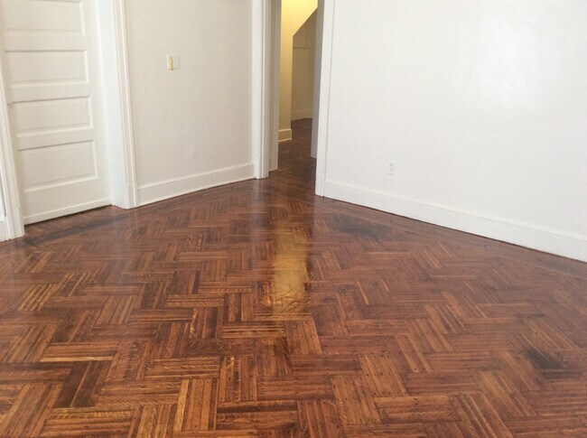 Foto del edificio - 1st Floor 2 Bedroom York City SD