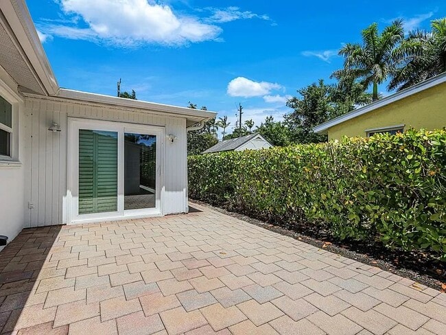Building Photo - 1015 Royal Palm Dr