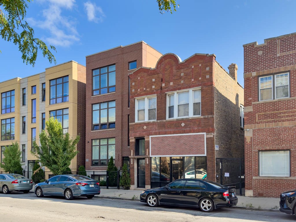 Foto principal - 3649 W Montrose Ave