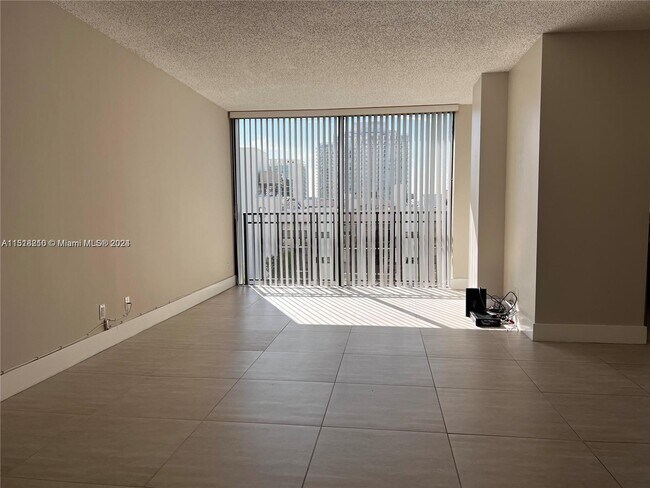 Foto del edificio - 17021 N Bay Rd