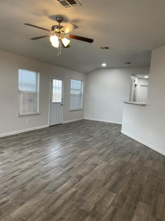 Foto del edificio - 2211 Garrett Dr