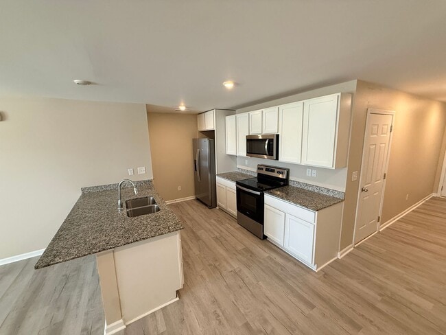 Building Photo - Beautiful townhome