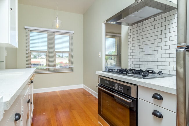 Building Photo - Charming Corner Unit One Bedroom! Large Pa...