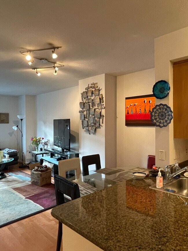 Photo - 1021 N Garfield St Apartment