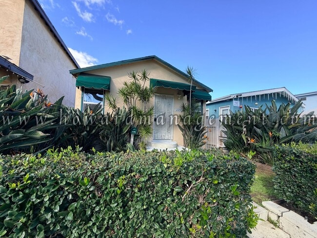 Building Photo - Cozy Single Family Home, Private Yard, Parking in Coveted West Side