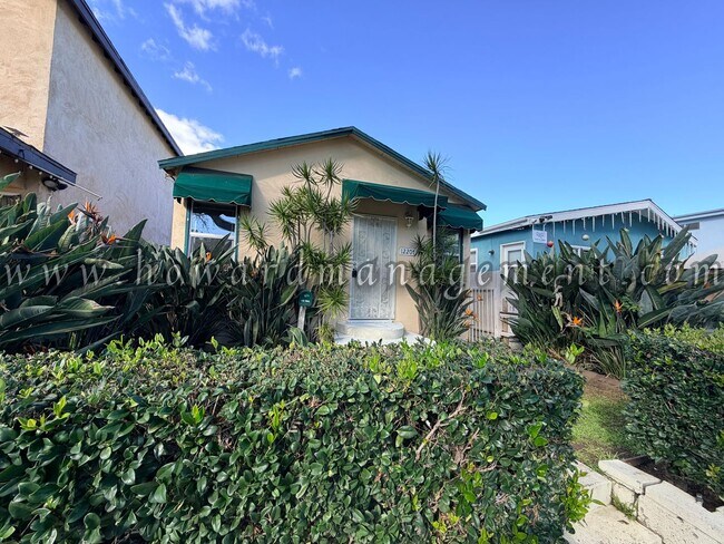 Foto del edificio - Cozy Single Family Home, Private Yard, Parking in Coveted West Side