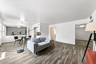 Building Photo - 361 N Post Oak Ln