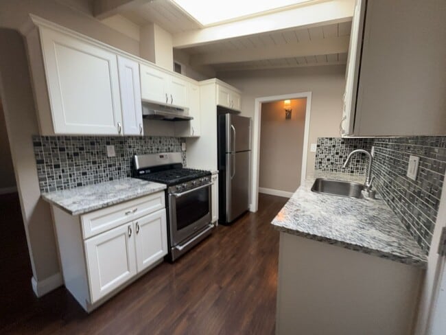 Building Photo - Updated 3 bedroom close to downtown and UC...