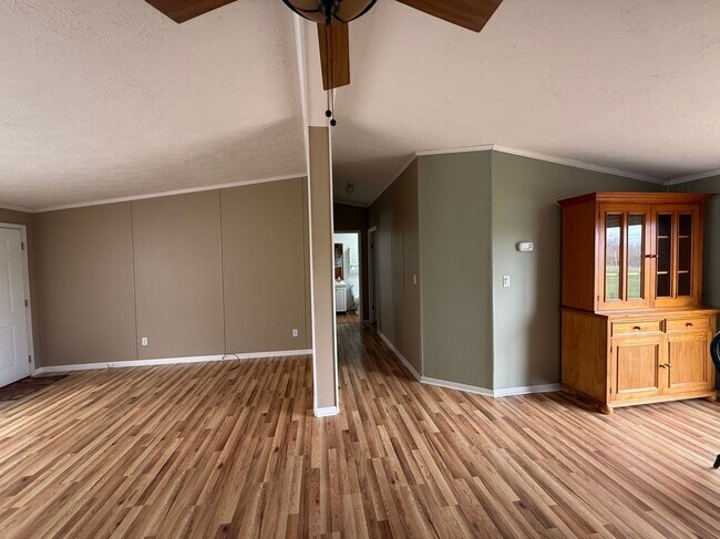 Foto del edificio - 445 Harmony Rd