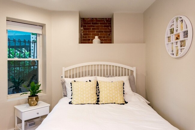 Building Photo - 378 Riverway