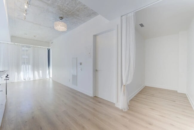 Building Photo - Bright and Stylish Condo @ Yonge/Eglinton (1+Den, 1 Bath)
