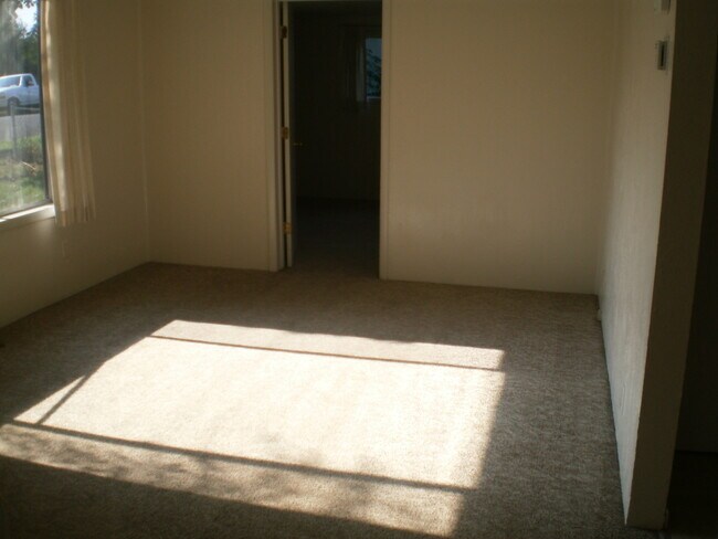 Building Photo - 950 Nyssa St