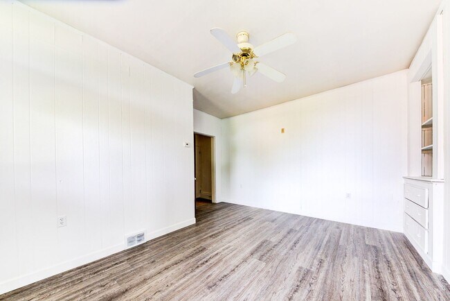 Foto del edificio - Available June 2024 - Spacious 3 Bedroom, ...