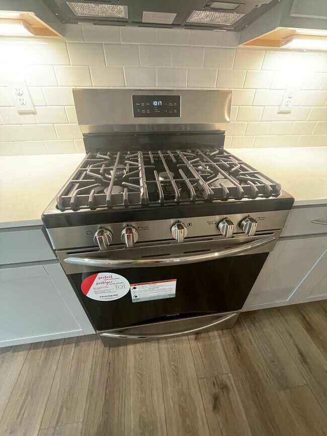 Foto del edificio - Brand New Charleston Style Home near BMW! ...