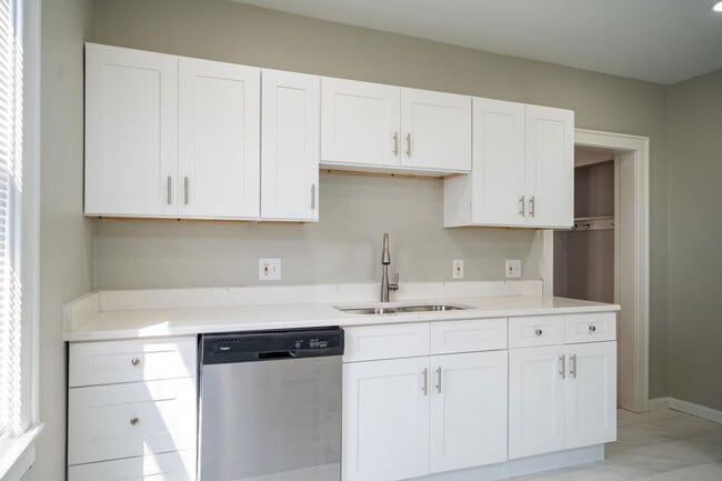 Foto del edificio - 73 E Markison Ave