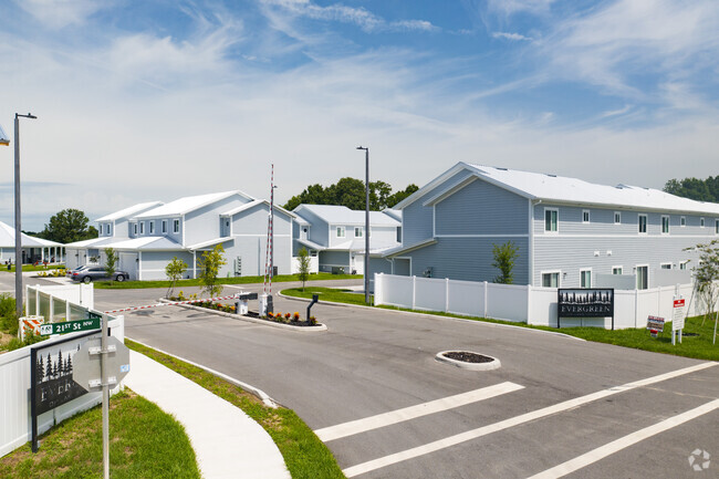 2401 NW 21st St Winter Haven, FL - The Townhomes of Evergreen on Lake Idylwild