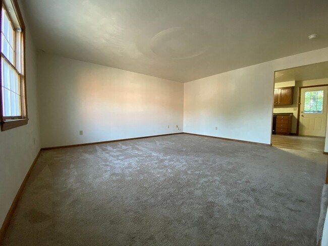 Foto del edificio - Lovely 2 Bedroom Townhouse with Private Patio, Off-Street Parking & MORE! Call Today!!