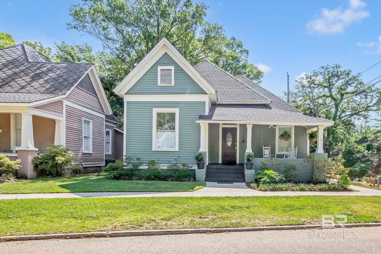 Primary Photo - 361 Regina Ave
