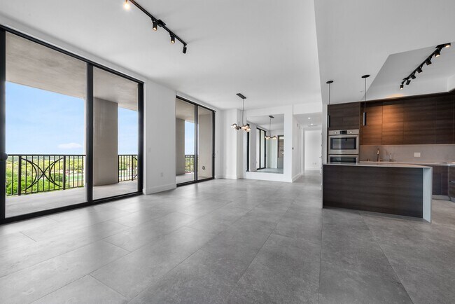 Foto del edificio - 301 Altara Ave