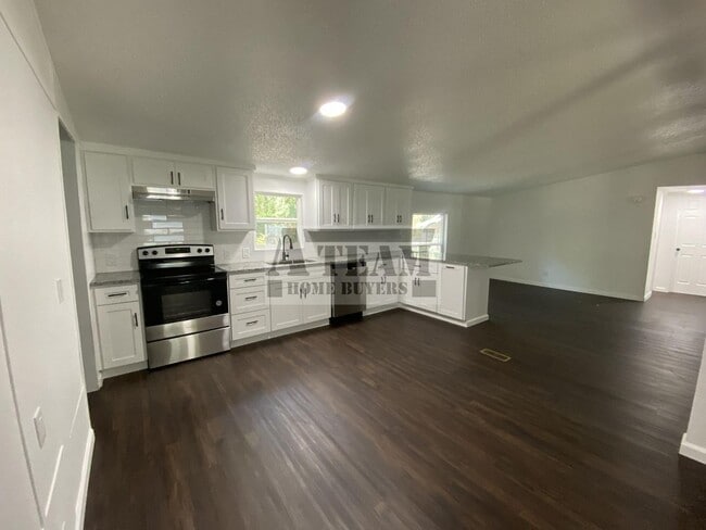 Building Photo - Fully Remodeled 3 Bed 2 Bath on Large lot.