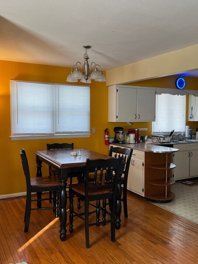Building Photo - Beautiful 3 BR Home Near Bryan Park, IU Ca...