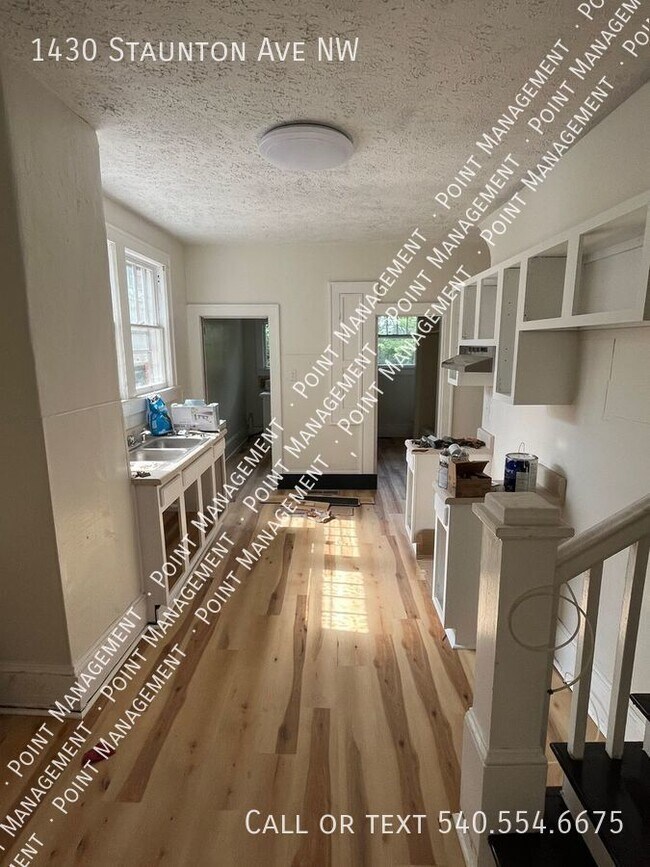 Building Photo - 3 Bedroom 2 Bath Home