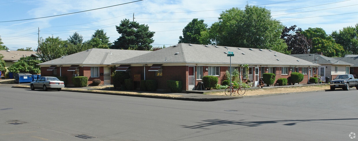 Primary Photo - Queen's Court Apartments